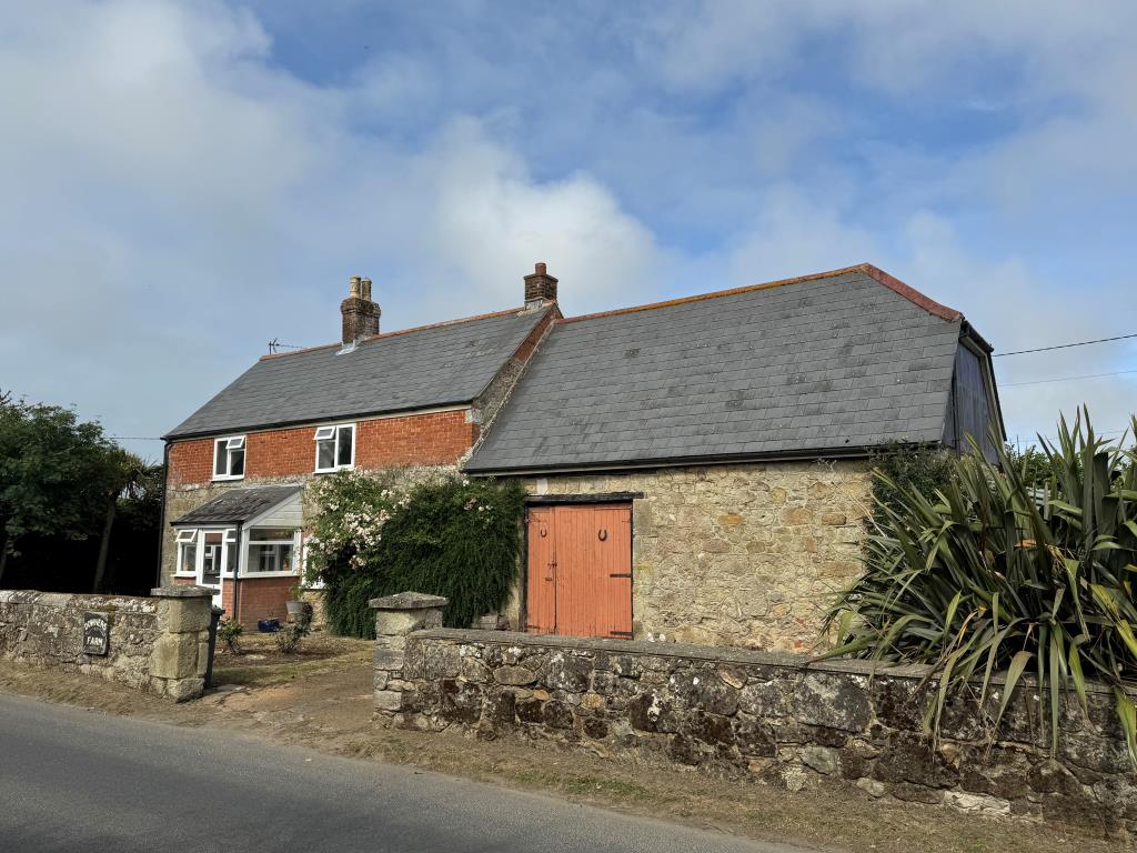Lot: 53 - TRADITIONAL FARMHOUSE FOR IMPROVEMENT WITH BARNS AND OUTBUILDINGS ON A 2.5 ACRE PLOT - Front View of the Traditional Farmhouse and Adjoining Barn